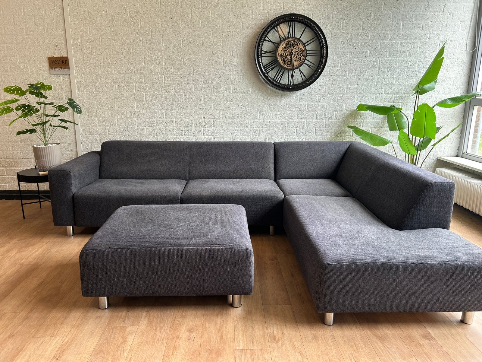 COMING hoekbank met poef – professioneel gereinigd – €325