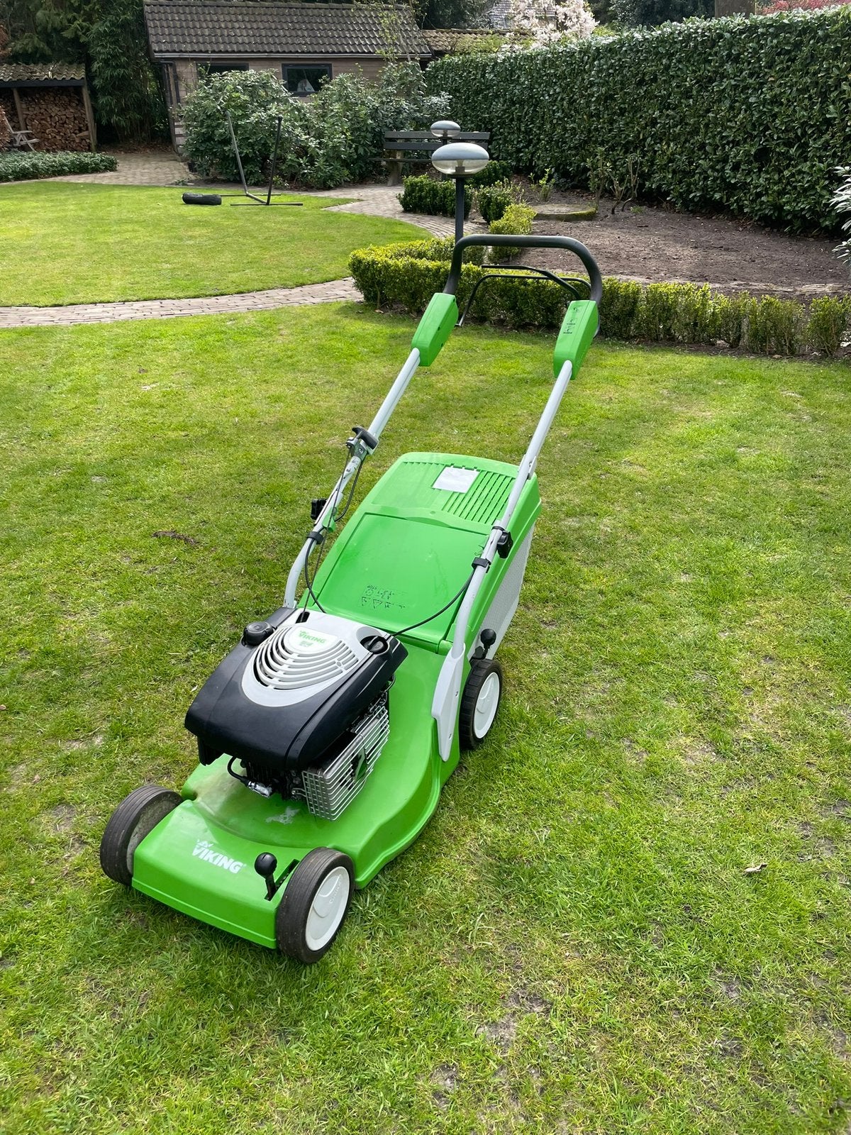 Viking grasmaaier Benzine MB448T, Ophalen, Cirkelmaaier, Zo goed als nieuw, Benzine-grasmaaier