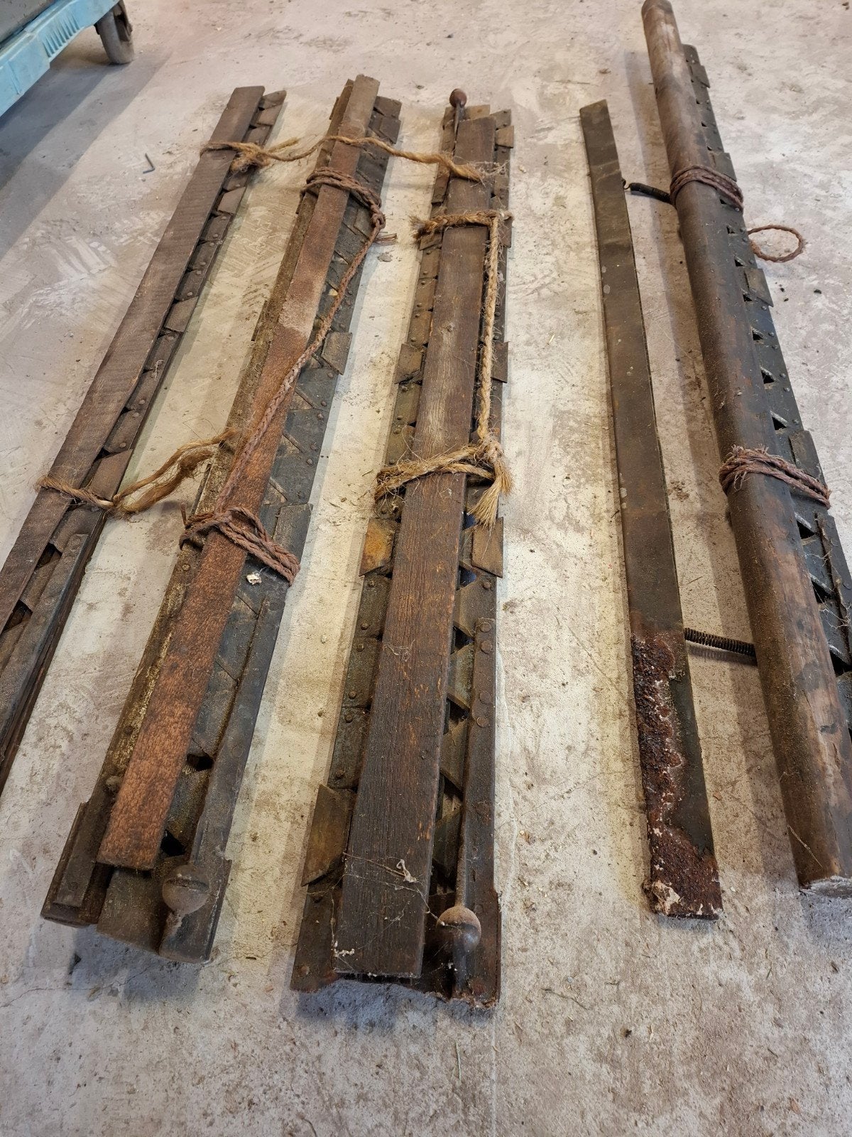 Antieke maaibalken voor tractor., Ophalen