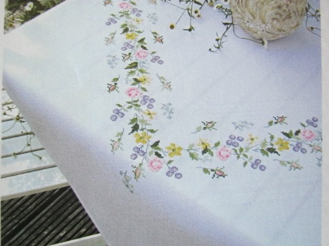 Borduurpatroon  Bloemen op kleed  nr 6705, Hobby en Vrije tijd, Verzenden, Nieuw, Handborduren, Patroon