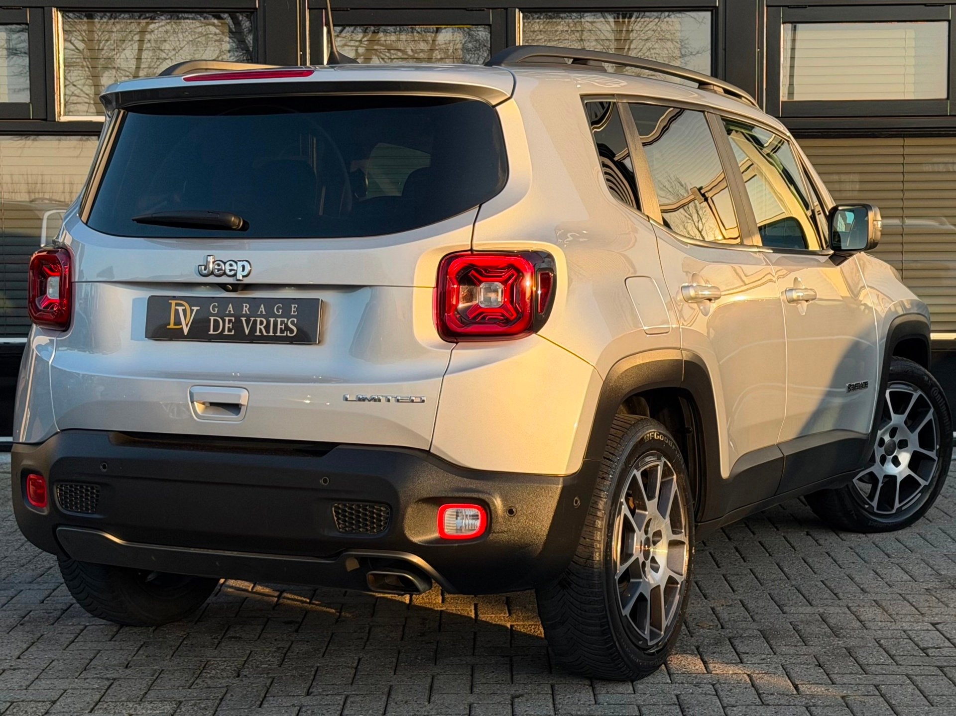 Jeep Renegade 1.3T DDCT S Aut ACC Lane LED CarPlay Garantie, Auto's, Dealer onderhouden, Gebruikt, 4 cilinders, 150 pk
