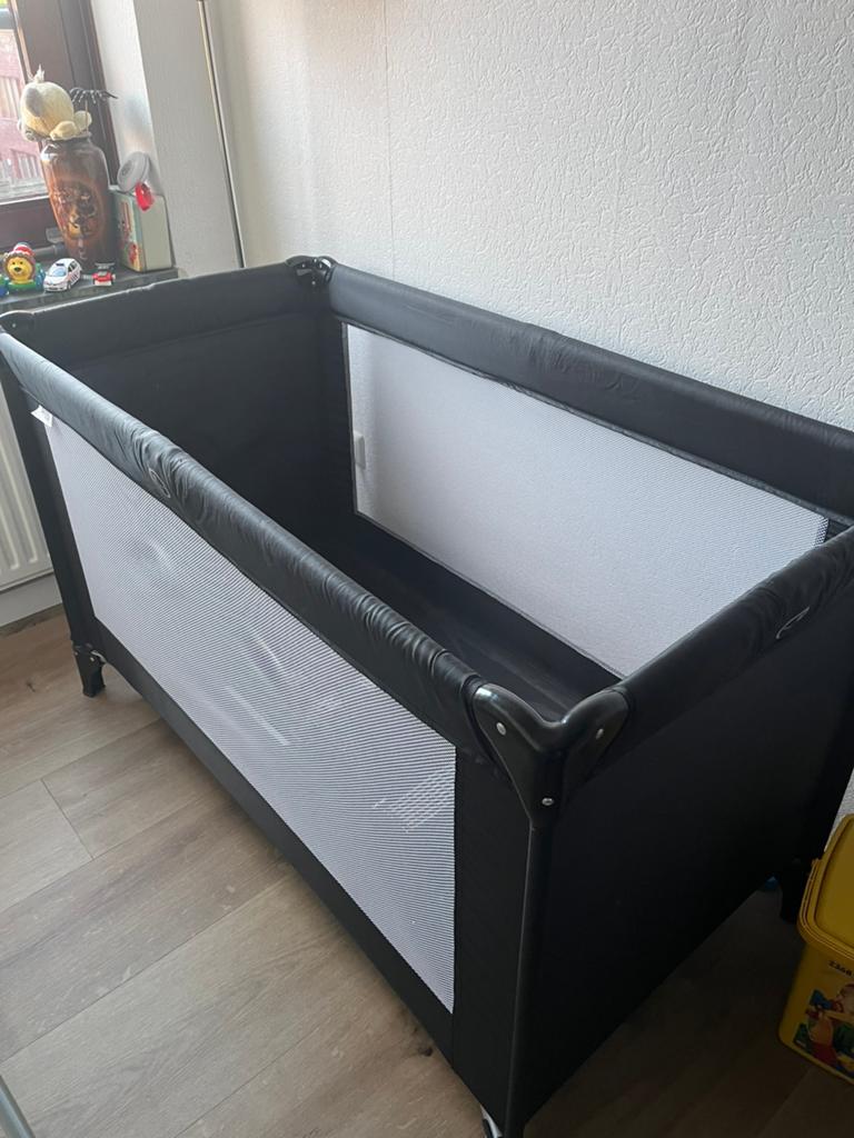 Zwart campingbedje compleet met matras en beddengoed, Jongetje of Meisje, Zwart, Overige typen, Ophalen of Verzenden
