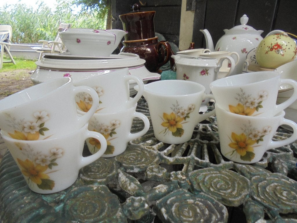 6 Mokjes + melkkan Arcopal met gele Margriet / witte bloem, Huis en Inrichting, Keuken | Servies, Overige stijlen, Mok, Ophalen of Verzenden