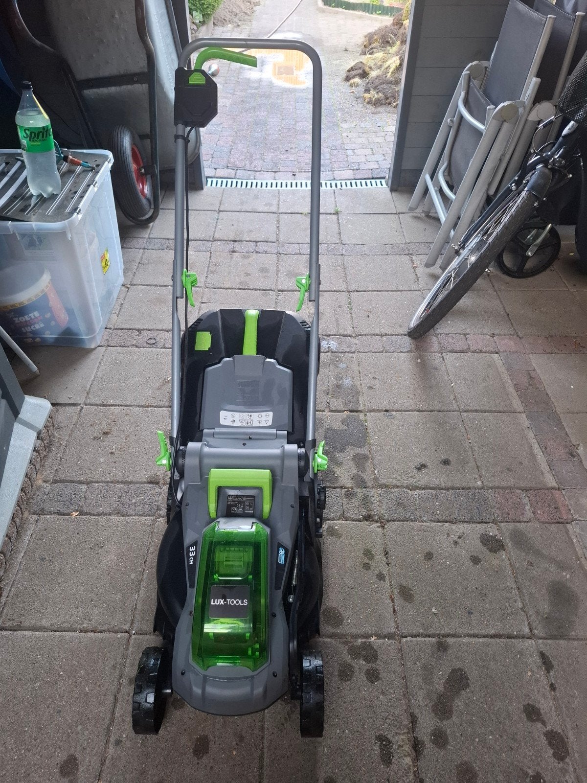 Lux-Tools Accu-grasmaaier 33cm met 2 accu's, Tuin en Terras, Grasmaaiers, Gebruikt, Accu-grasmaaier, 30 t/m 39 cm, Cirkelmaaier