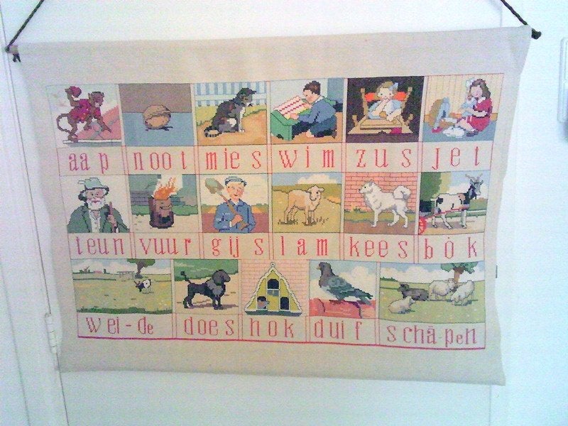 Hand geborduurd schilderij/doek oude leesplank AAP NOOT MIES, Ophalen of Verzenden