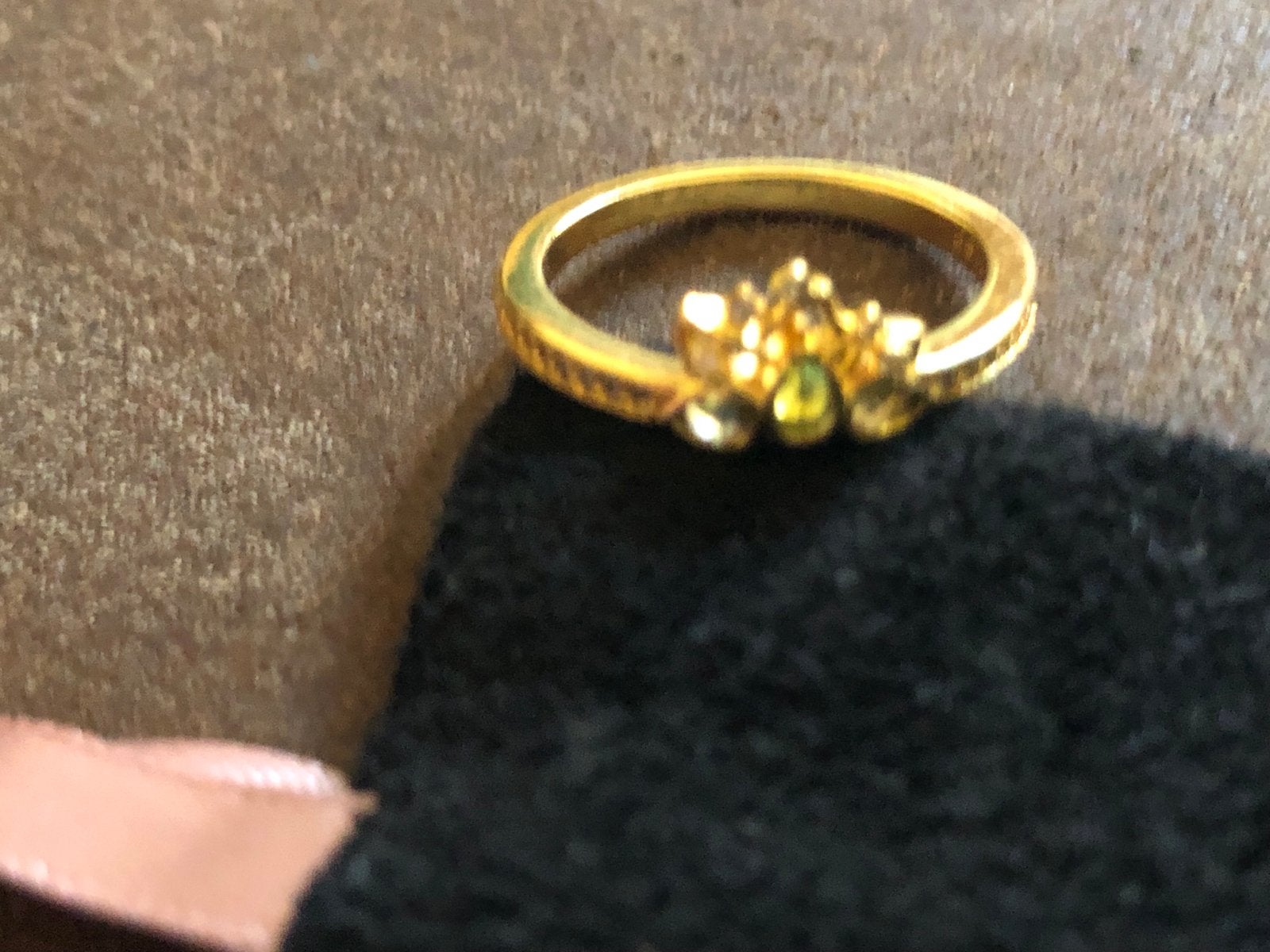 Zilveren ring met bloemmotief en steentjes, Met kristal, Gebruikt, Ophalen of Verzenden, 17 tot 18
