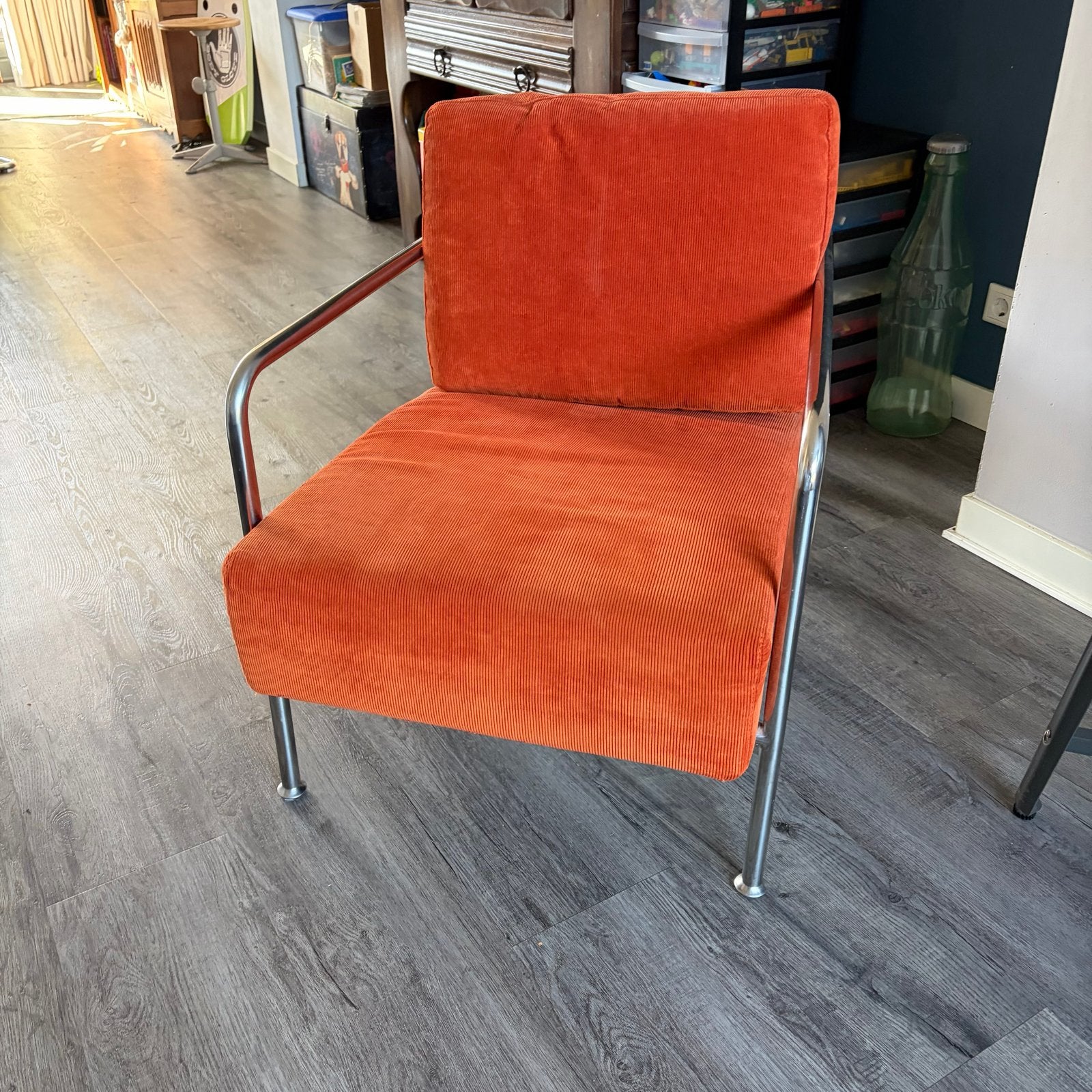Oranje ribfluwelen fauteuil met metalen frame, Huis en Inrichting, Fauteuils, Ophalen, Gebruikt, 75 tot 100 cm, Metaal