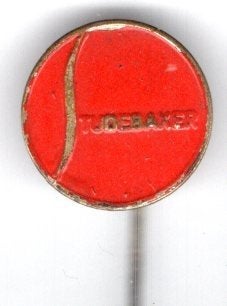STUDEBAKER rood op zilverkleurig auto speldje 16 mm( D_056 ), Verzamelen, Verzenden, Zo goed als nieuw, Transport, Speldje of Pin