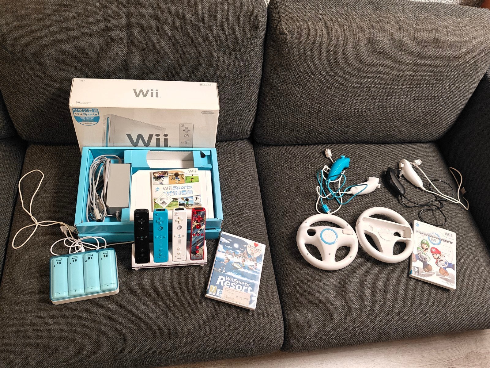 Wii Console Bundel met 4 controllers, 2 games en accessoires, Ophalen of Verzenden, Zo goed als nieuw, Met 3 controllers of meer
