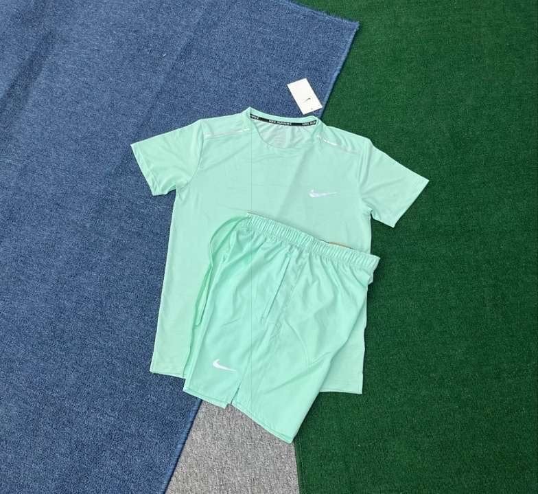 Nike sportset: T-shirt en korte broek - Mintgroen, Nieuw, Ophalen of Verzenden, Maat 46 (S) of kleiner, Groen