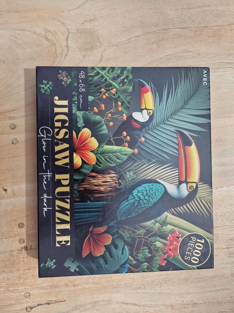 2x Legpuzzel 1000 stukjes: Toekan Glow & Oma's Kast, Ophalen of Verzenden, 500 t/m 1500 stukjes, Zo goed als nieuw, Legpuzzel