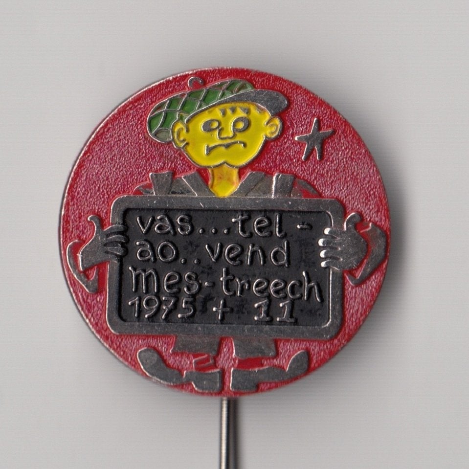 Carnaval Maastricht 1986 rood Mestreech speldje, Verzamelen, Speldjes, Pins en Buttons, Gebruikt, Niet vindbaar, Niet vindbaar