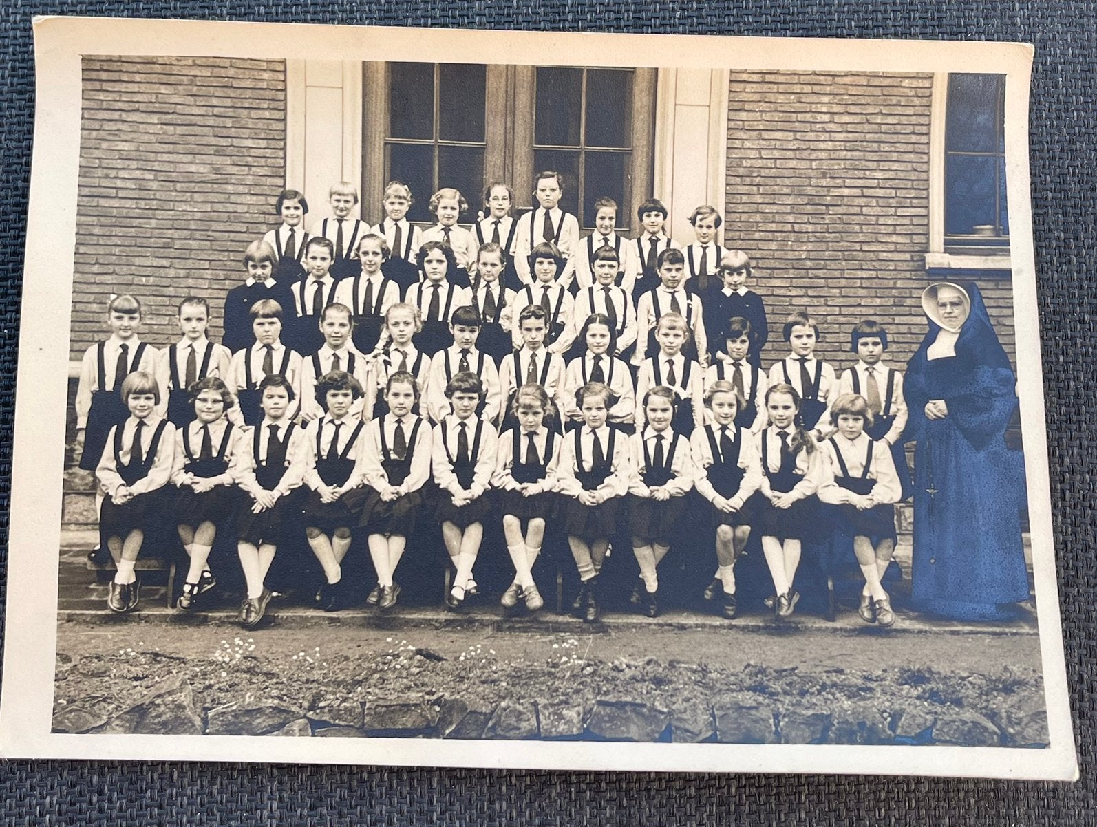 Oude foto schoolklas met non, Ophalen of Verzenden, Voor 1940, Zo goed als nieuw