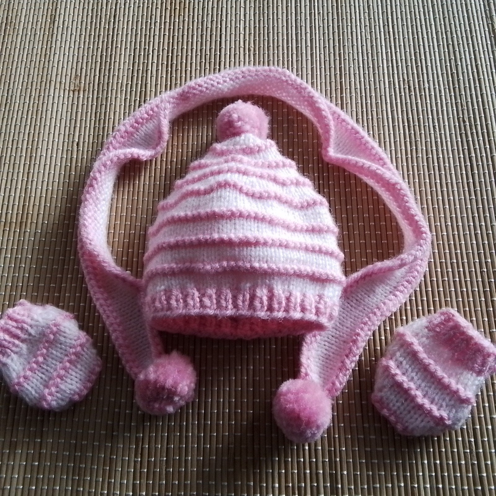 Poppenkleertjes Handgebreid WINTERSETJE / Muts-Shawl-Wantjes, Ophalen of Verzenden, Nieuw, Babypop