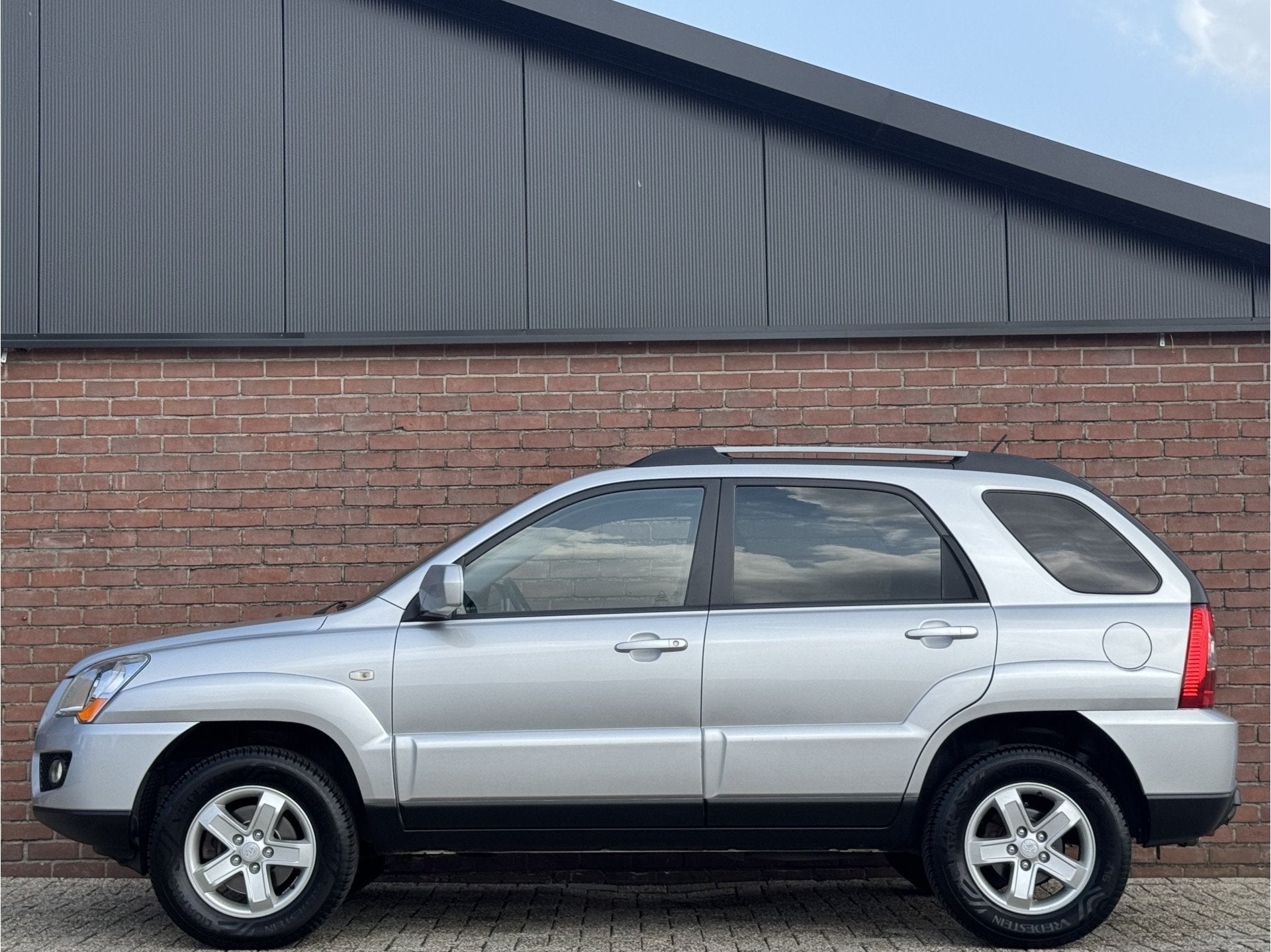 Kia Sportage 2.0 CVVT X-TRA | NL-AUTO! | CRUISE! | TREKHAAK!, Auto's, 1442 kg, Stof, Gebruikt, Zwart