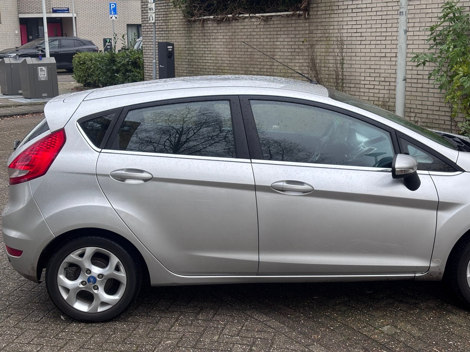 Ford Fiësta 1.4 71KW 5DR AUT 2010 Grijs, Auto's, Ford, 15 km/l, 40 €/maand, Zwart, 4 cilinders