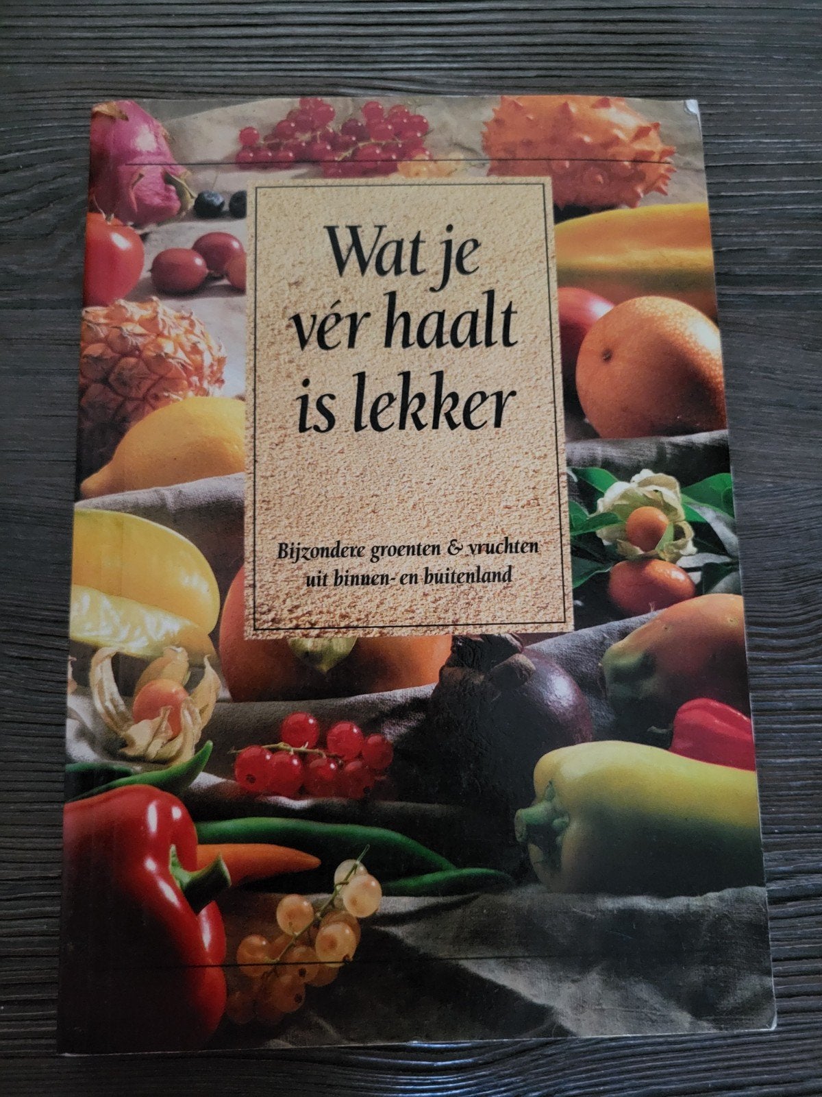 Kookboek  Wat je ver haalt is lekker, Ophalen of Verzenden, Zo goed als nieuw