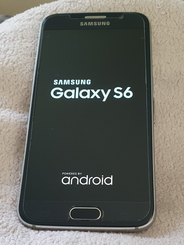 Puntgave Samsung S6 met oplader/kabel, handleiding in doos