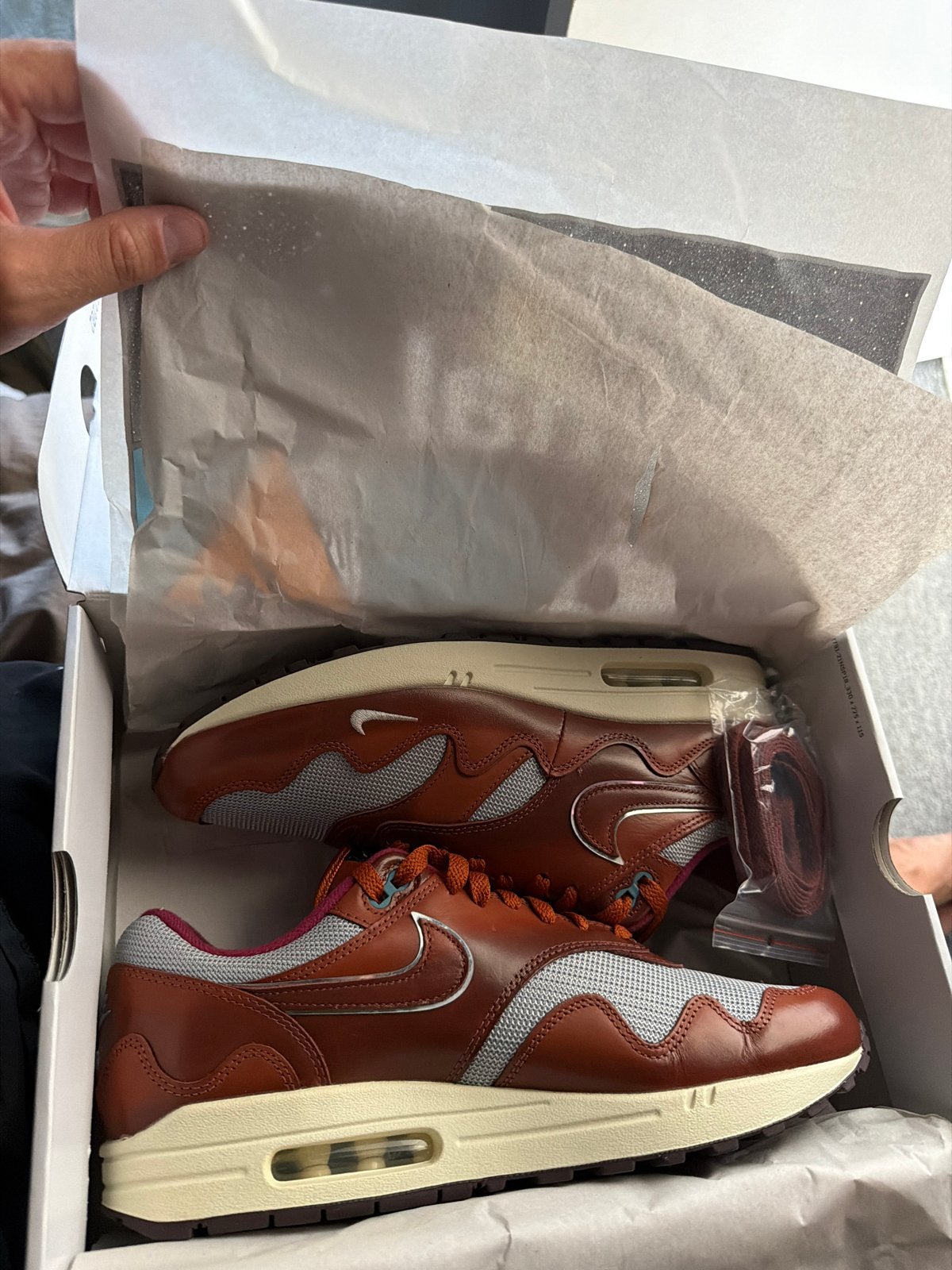 Nike Air Max 1 Patta Dark Russet - Maat 45, Kleding | Heren, Schoenen, Ophalen of Verzenden, Nieuw, Bruin, Sneakers of Gympen