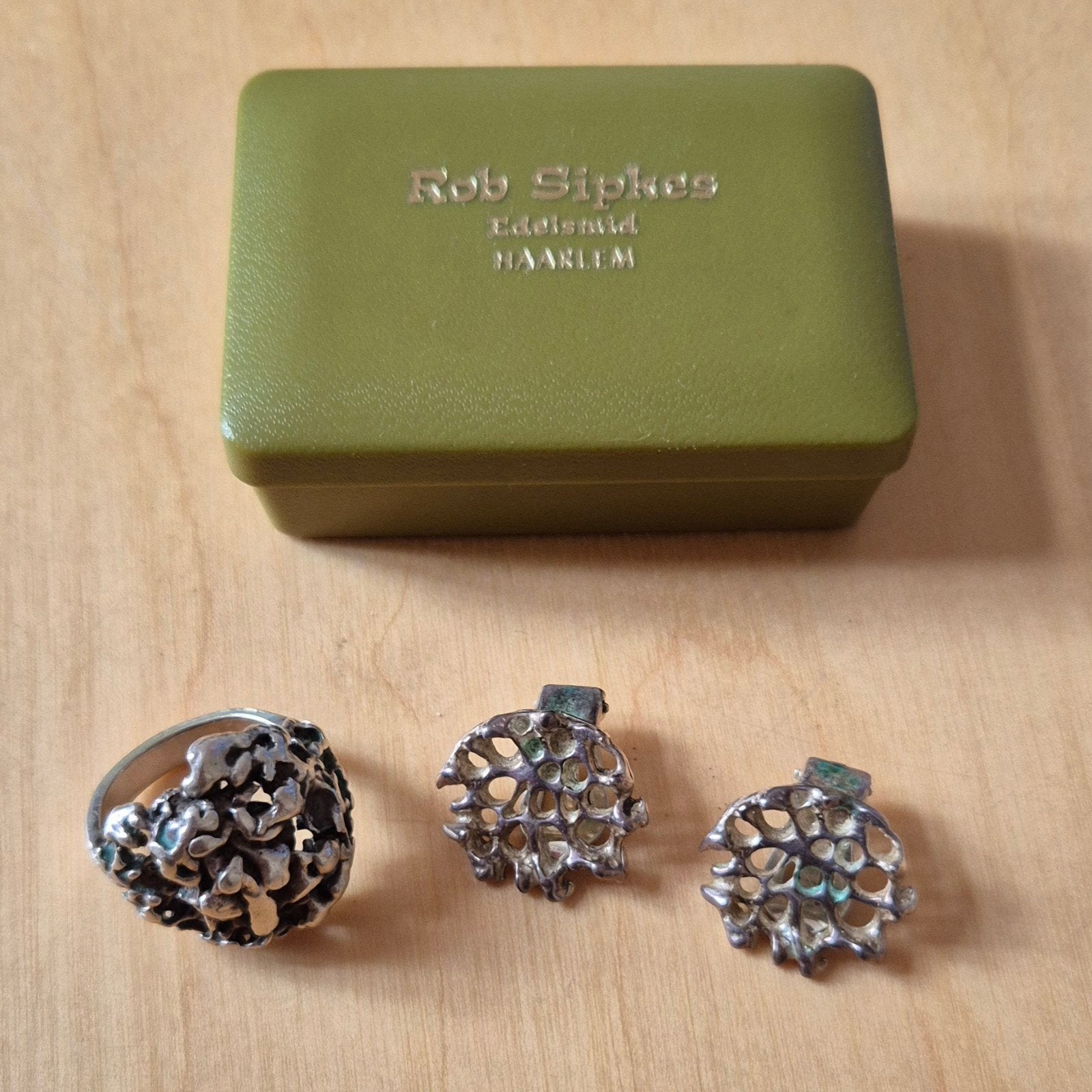 Zilveren ring en klipoorbellen van edelsmid Rob Sipkes, Gebruikt, Ophalen of Verzenden, Dame, Zilver