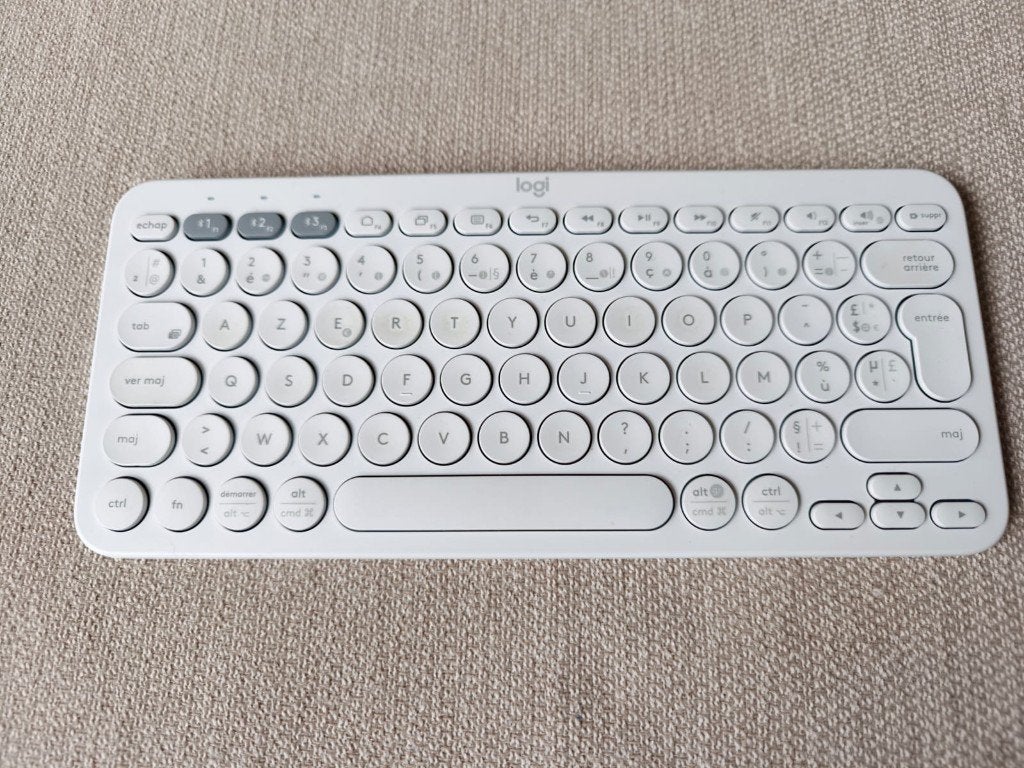 Logitech Pebble K380 Draadloos Toetsenbord ** AZERTY **, Computers en Software, Toetsenborden, Ophalen, Azerty, Zo goed als nieuw