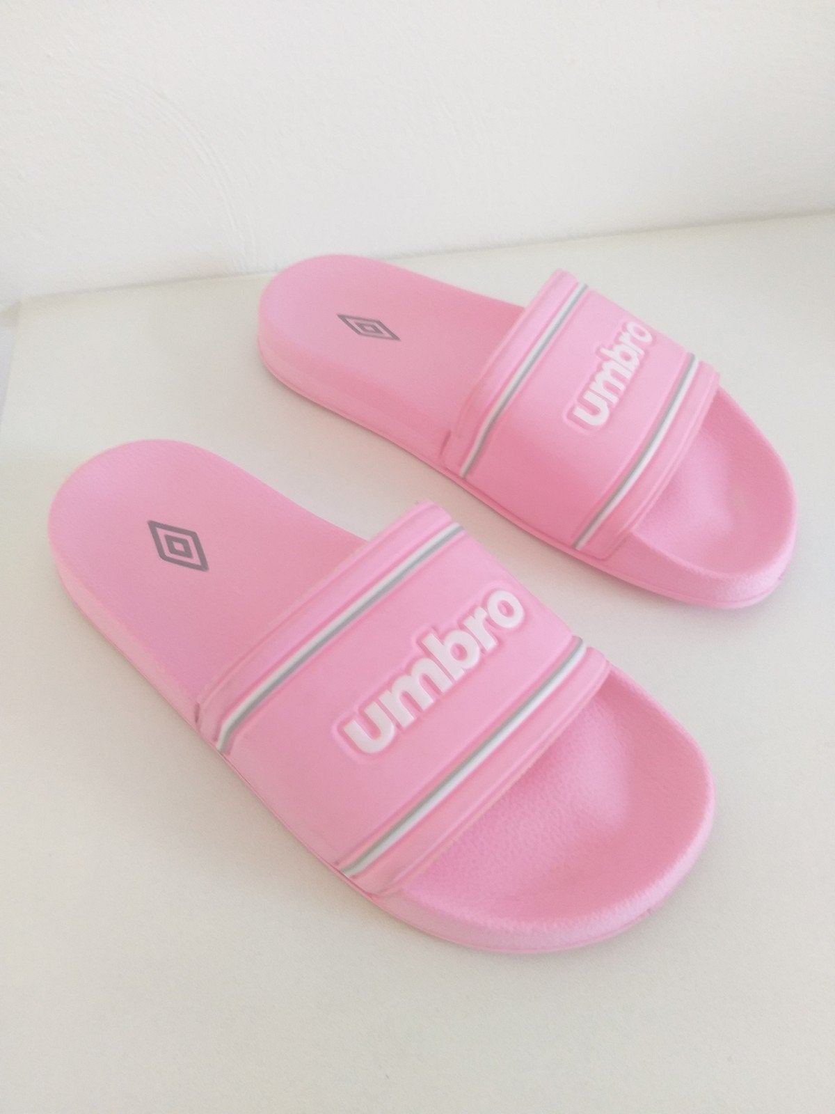 Nieuwe slippers van Umbro maat 38, Ophalen, Nieuw