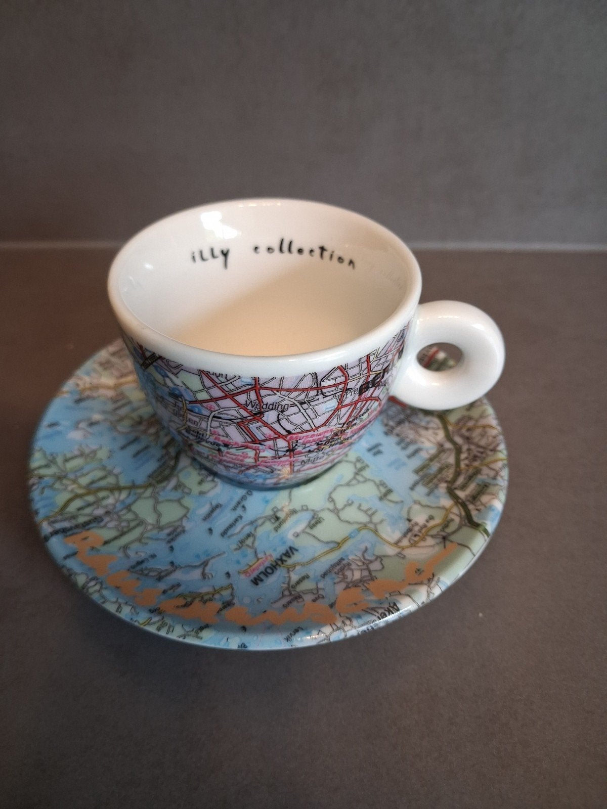 Illy Art Rauschenberg Berlin Stockholm kop&schotel Vintage, Ophalen of Verzenden, Zo goed als nieuw, Porselein, Kop en/of schotel
