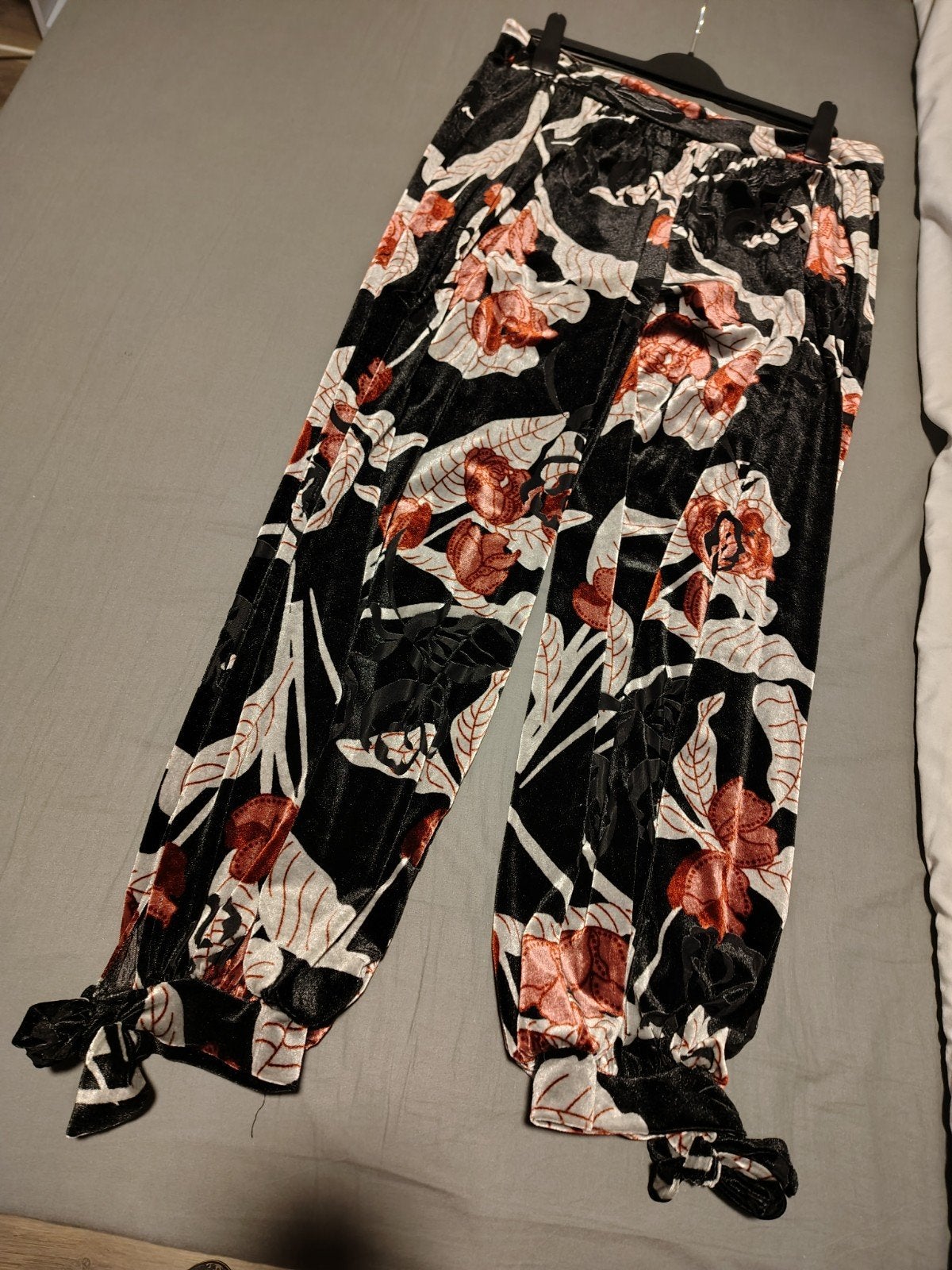 ZARA Fluwelen broek met bloemenprint en strikdetails, Maat 42/44 (L), Zo goed als nieuw, Lang, Zara Woman