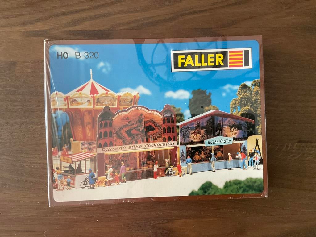 Faller B-320 2 kermis kramen nog nieuw in verpakking, Ophalen of Verzenden, Zo goed als nieuw, Gelijkstroom of Wisselstroom, Overige merken