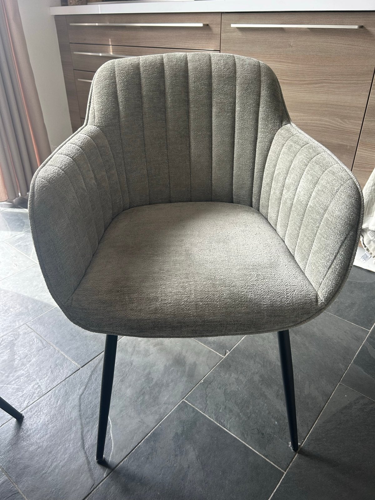 4 stoelen: 2 beige, 2 groene (één met lichte schade), Huis en Inrichting, Stoelen, Ophalen, Gebruikt, Overige kleuren, Vier