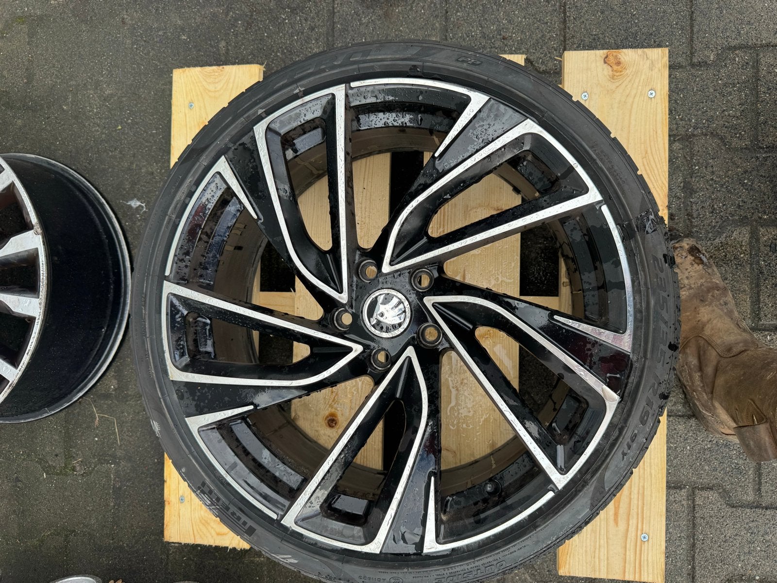 2x Skoda 19 inch velgen met Pirelli zomerbanden 235/35 R19, Ophalen, Gebruikt