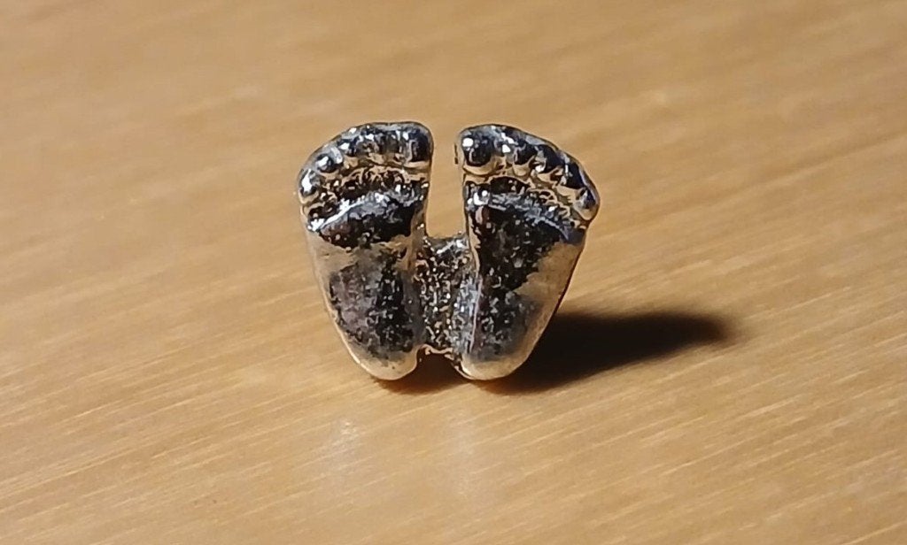 WELKOM BABY – Zilveren 3D speld in de vorm van babyvoetjes, Verzamelen, Ophalen of Verzenden, Nieuw, Overige onderwerpen, Speldje of Pin