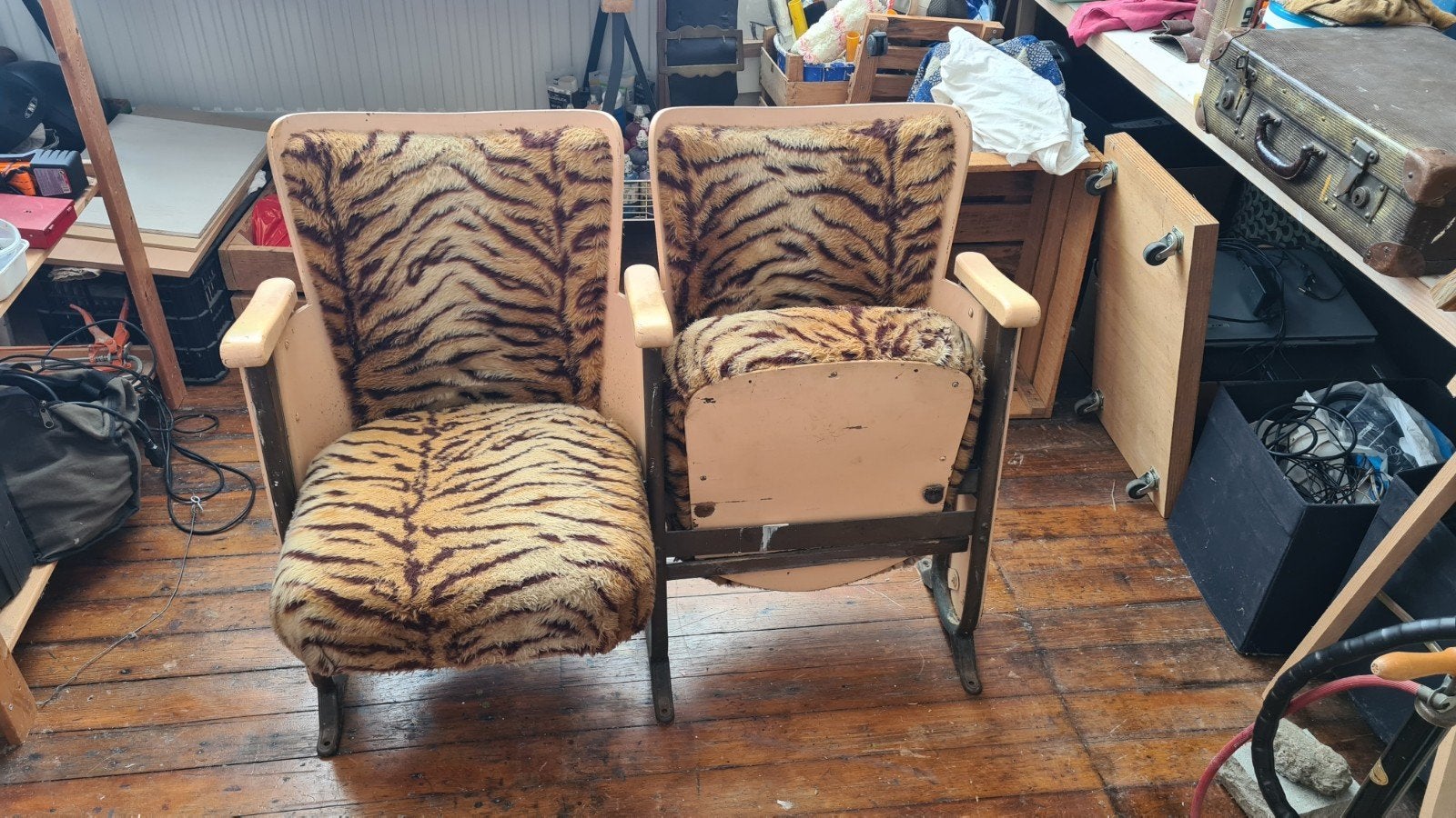 Unieke geherstoffeerde bioscoopstoelen met tijgerprint, Ophalen, Gebruikt, Twee, Overige kleuren