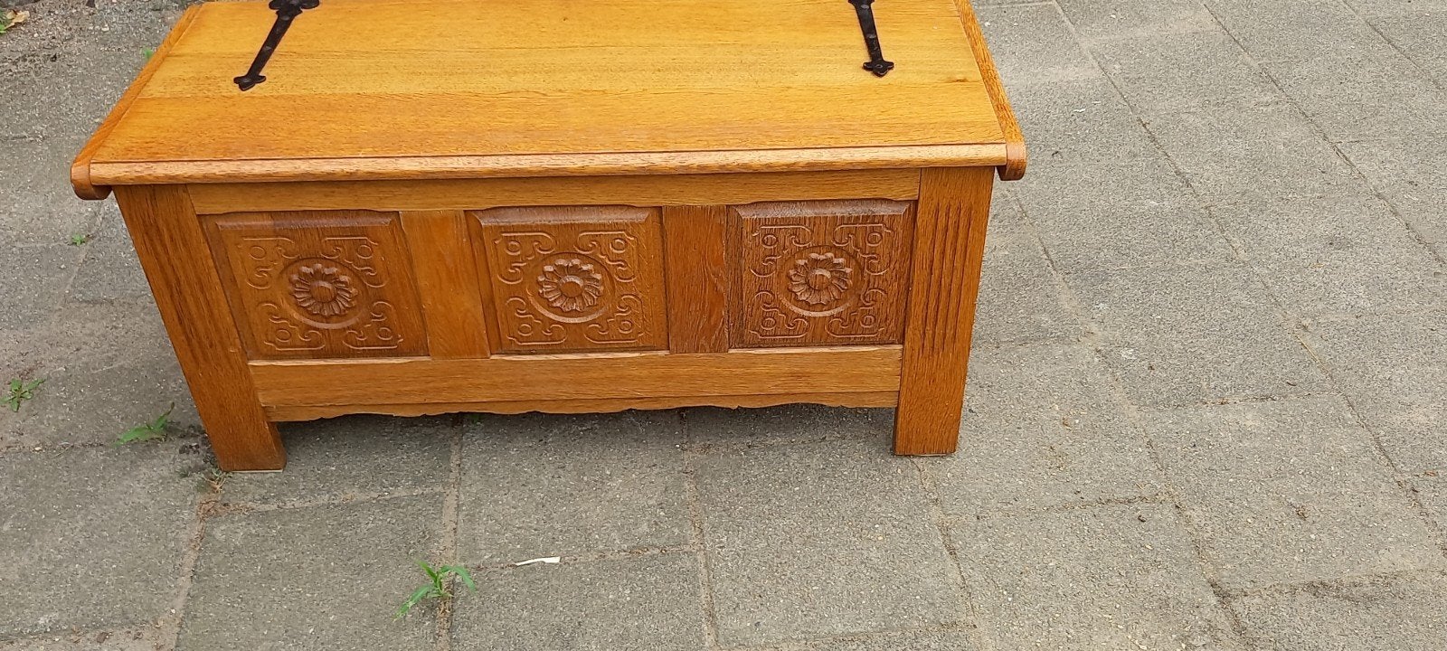Massief eikenhouten kist met sierbeslag, Ophalen of Verzenden
