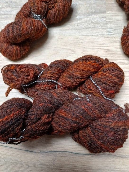 Handgesponnen schapenwol Herfstkleuren, Hobby en Vrije tijd, Ophalen of Verzenden, Breien of Haken, Wol of Garen