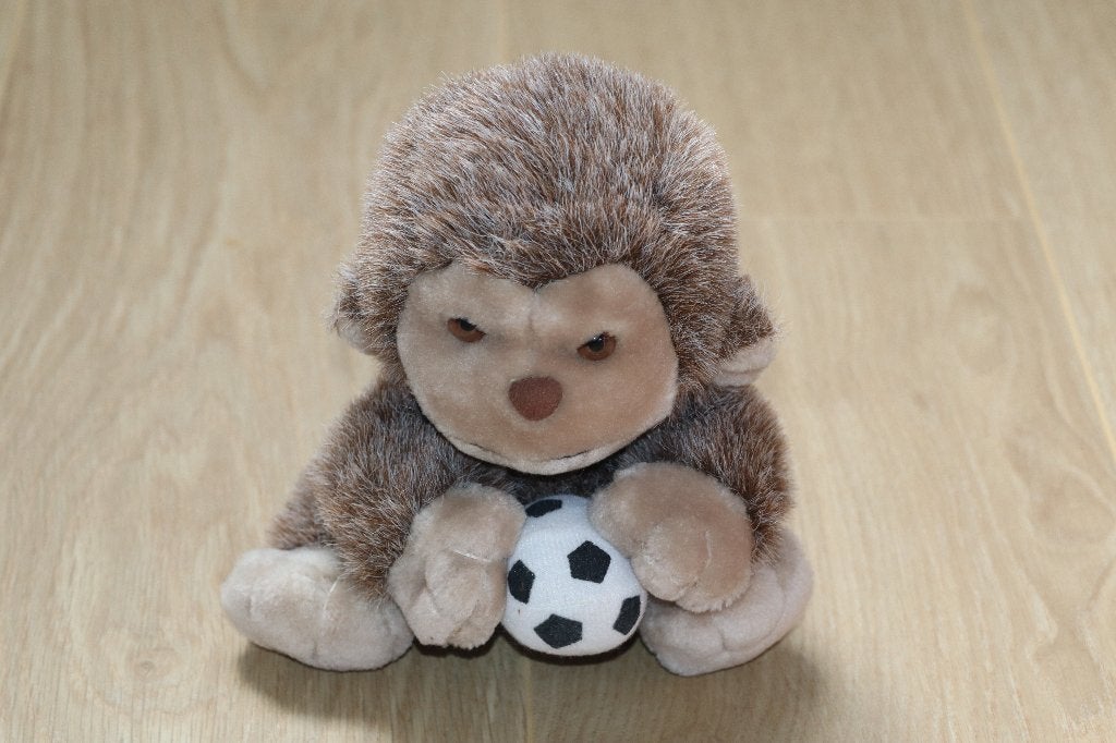 Nicky Toy Knuffel voetbal aapje ca. 20 cm ZGAN (Bruin), Ophalen of Verzenden, Zo goed als nieuw, Overige typen