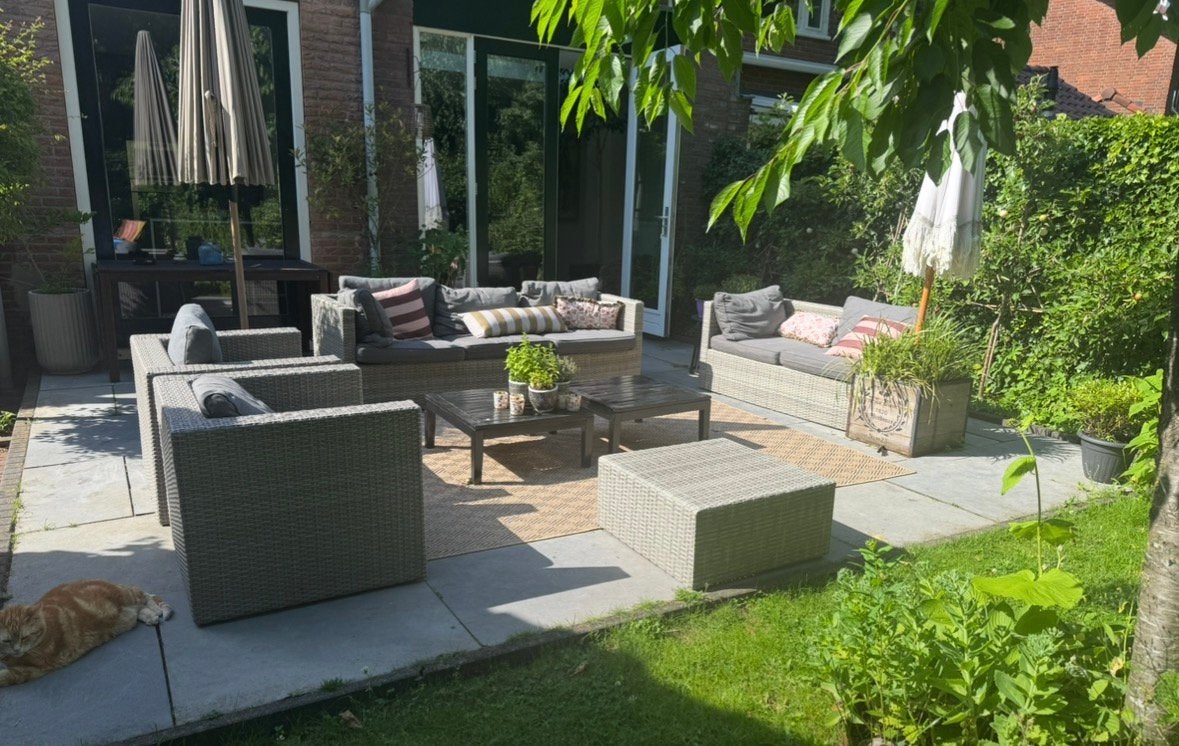 Prachtige loungebank met fauteuils, poef en 2 tafeltjes, Ophalen, Gebruikt, Kunststof