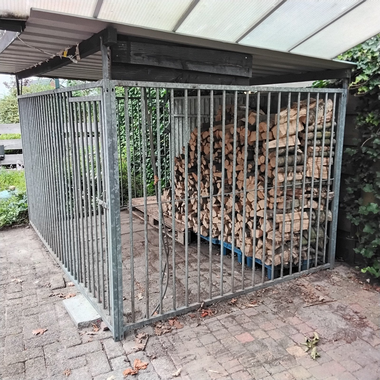 Hondenkennel :2 bij 3 meter, met dak en  dichte achterwand., Ophalen, 110 cm of meer, 100 cm of meer