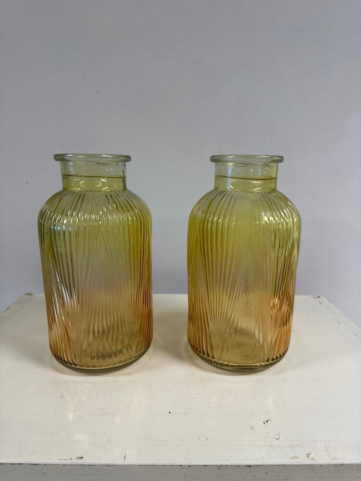 Set van 2 Geel/Oranje Geribbelde Glazen Vazen, Geel, Nieuw, Ophalen of Verzenden, Glas