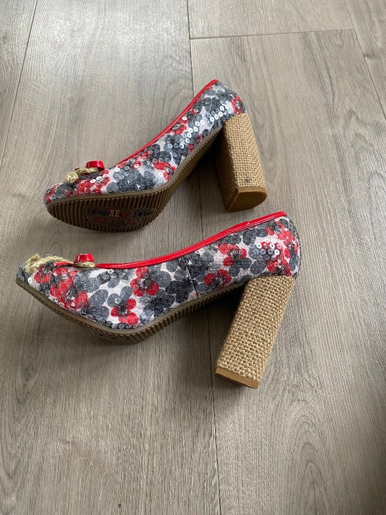 DOLLY DO pumps nieuwstaat maat 39 DR, Kleding | Dames, Schoenen, DOLLY DO, Pumps, Overige kleuren, Ophalen of Verzenden