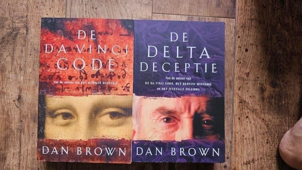 De Da Vinci Code & De Delta Deceptie - Dan Brown, Gelezen, Ophalen of Verzenden, Nederland, Dan Brown