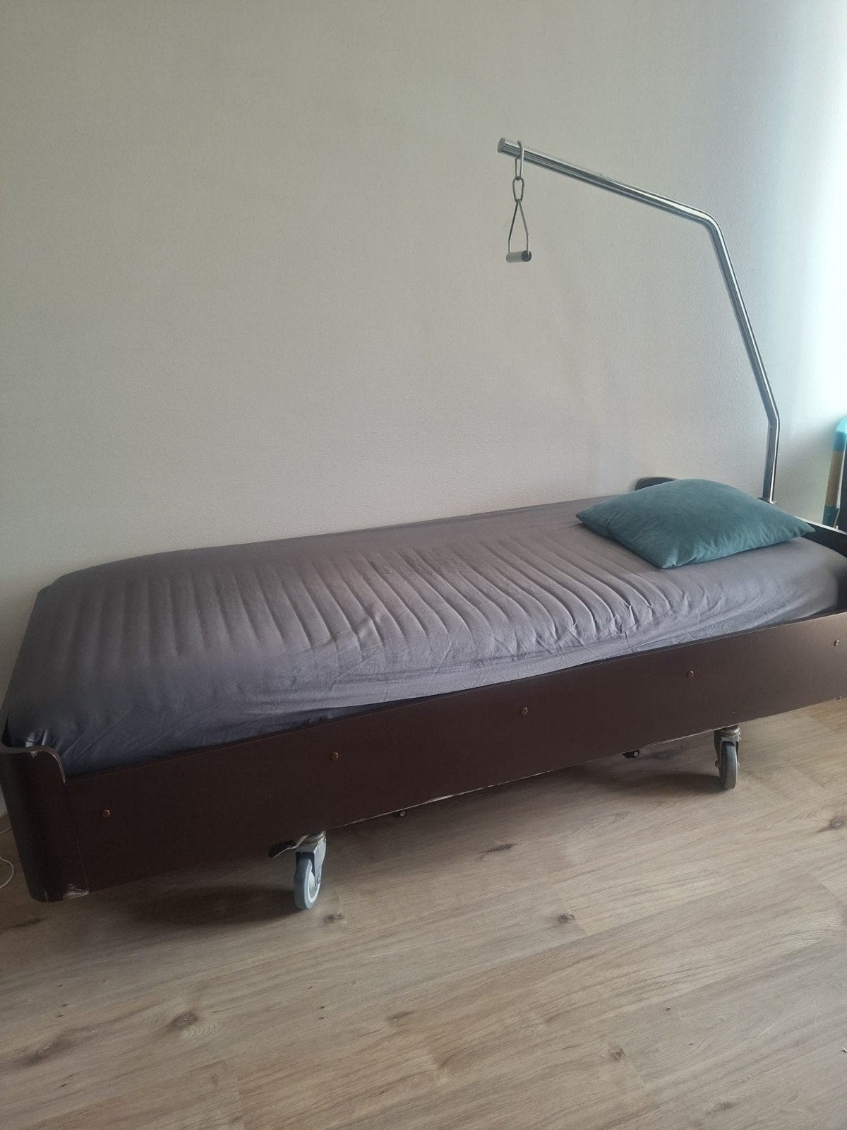 Gratis elektrisch hoog-laag zorgbed / verpleegbed, Ophalen, Gebruikt