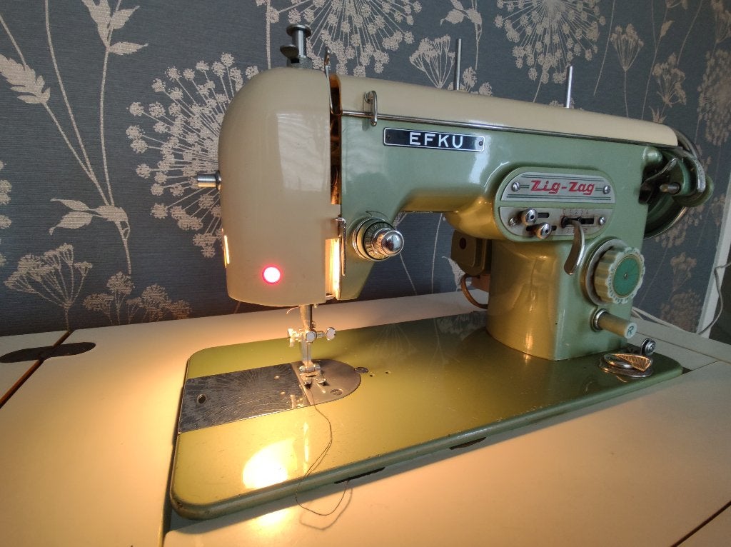 "Vintage Efku zigzag naaimachine in mid-century meubel, Gebruikt, Naaimachine, Industrieel, Ophalen