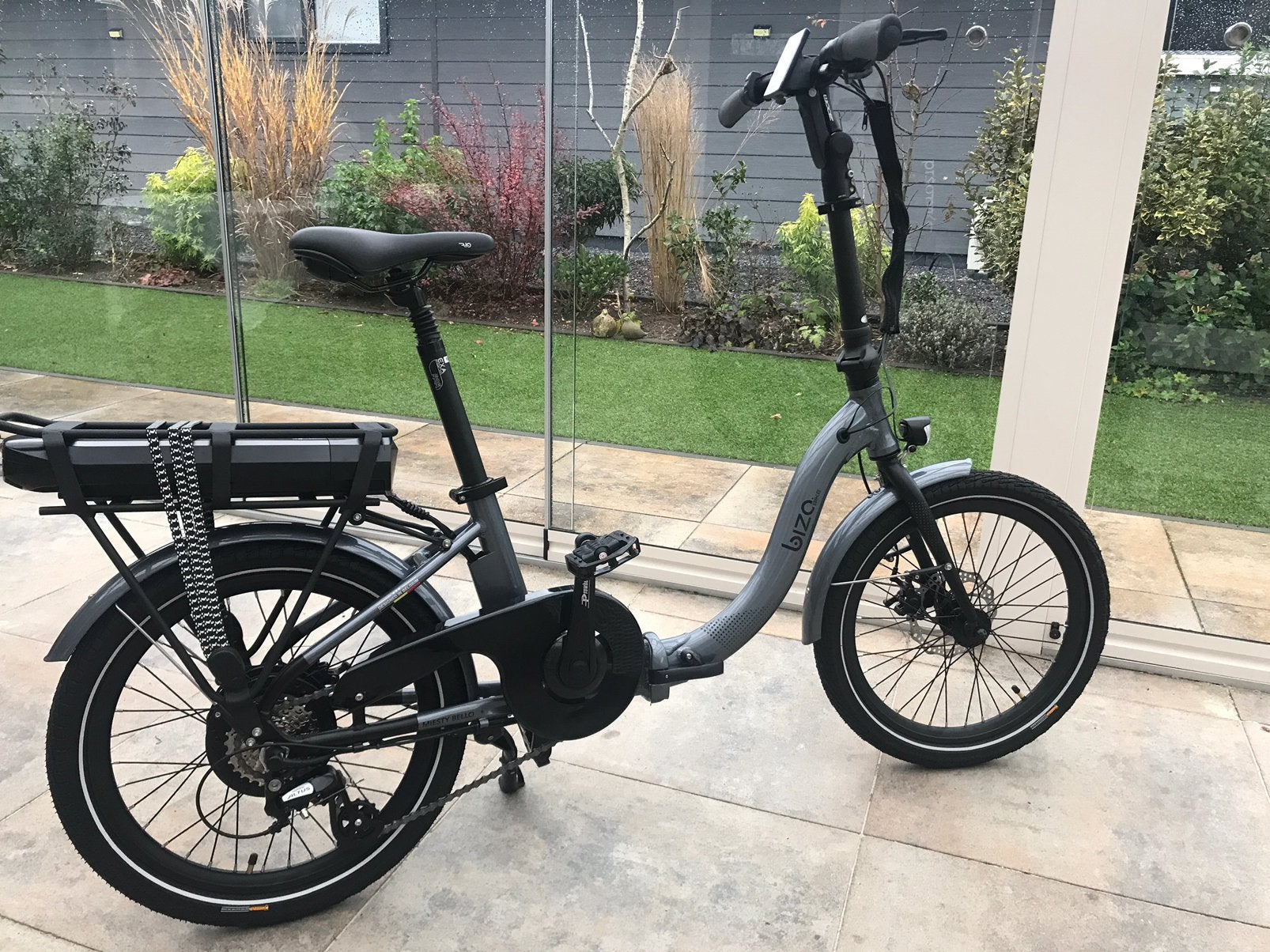 Foto 3 van 2 praktisch nieuwe e-vouwfietsen ! Bizo, grijs , 20 inch ,