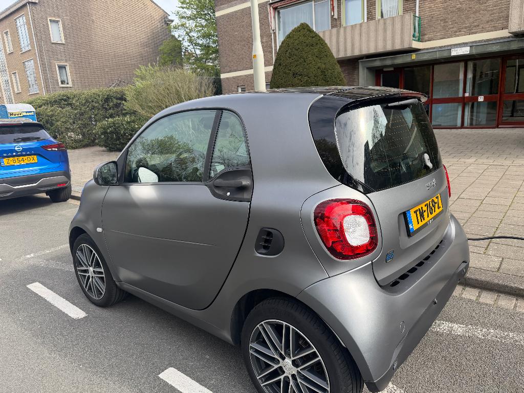 Smart ForTwo EQ 82pk 2018 Grijs, Automaat, Achterwielaandrijving, 37 €/maand, Zwart