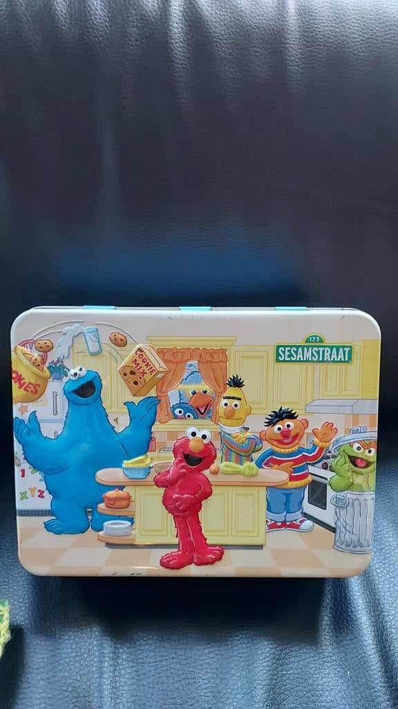 Groot Sesamstraat blik met Elmo, Koekiemonster en meer, Verzamelen, Blikken, Gebruikt, Koek(jes), Overige merken, Ophalen of Verzenden