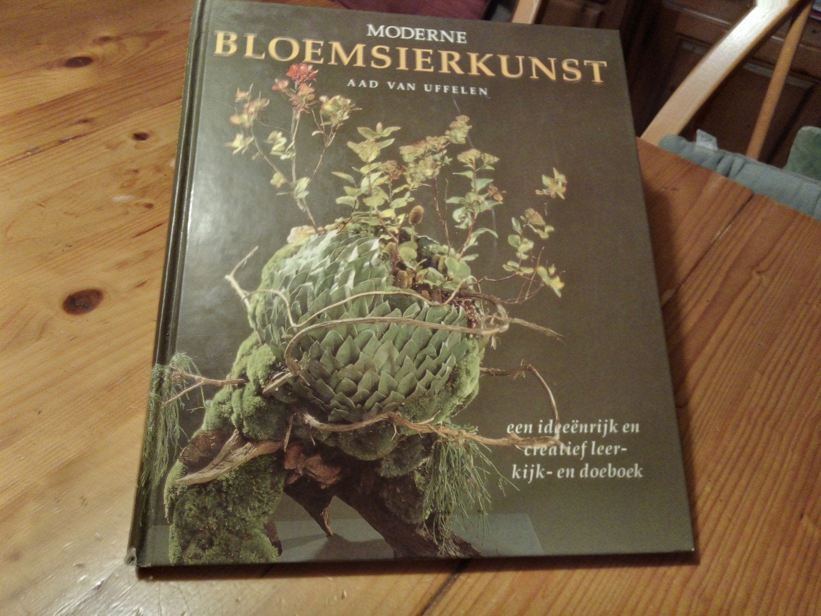 Moderne Bloemsierkunst - Aad van Uffelen, Ophalen of Verzenden, Zo goed als nieuw, Overige onderwerpen, Aad van Uffelen