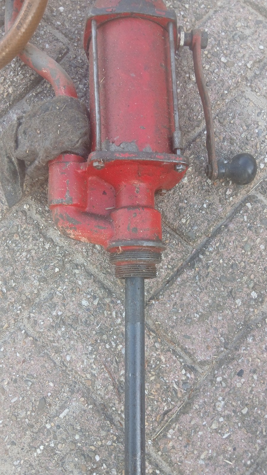 Oude handpomp voor vloeistoffen - rood, Ophalen, Gebruikt