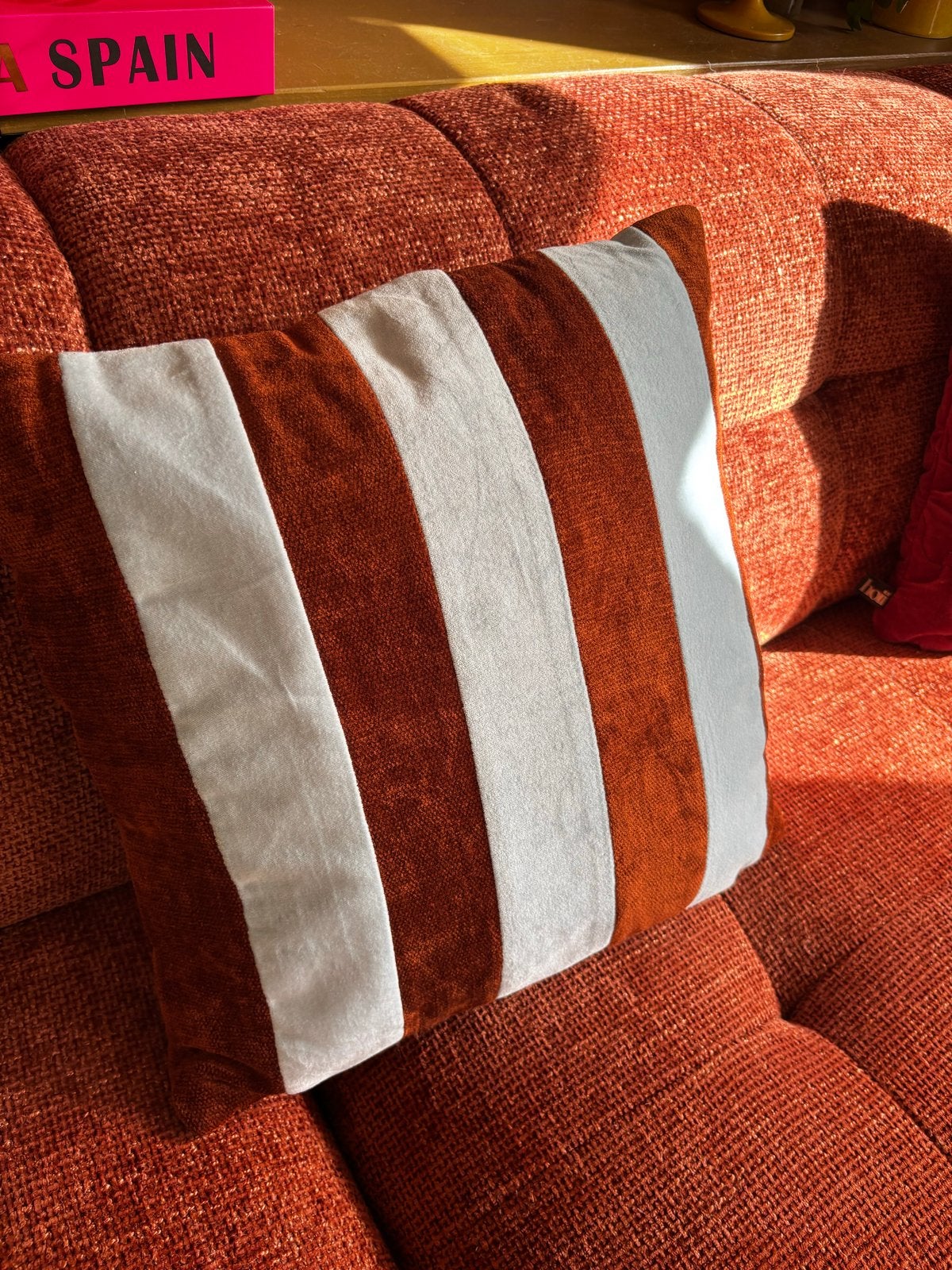 By-Boo Sierkussen Stripey - Caramel/Wit (45x45 cm), Meerkleurig, Inclusief binnenkussen, Vierkant, Nieuw