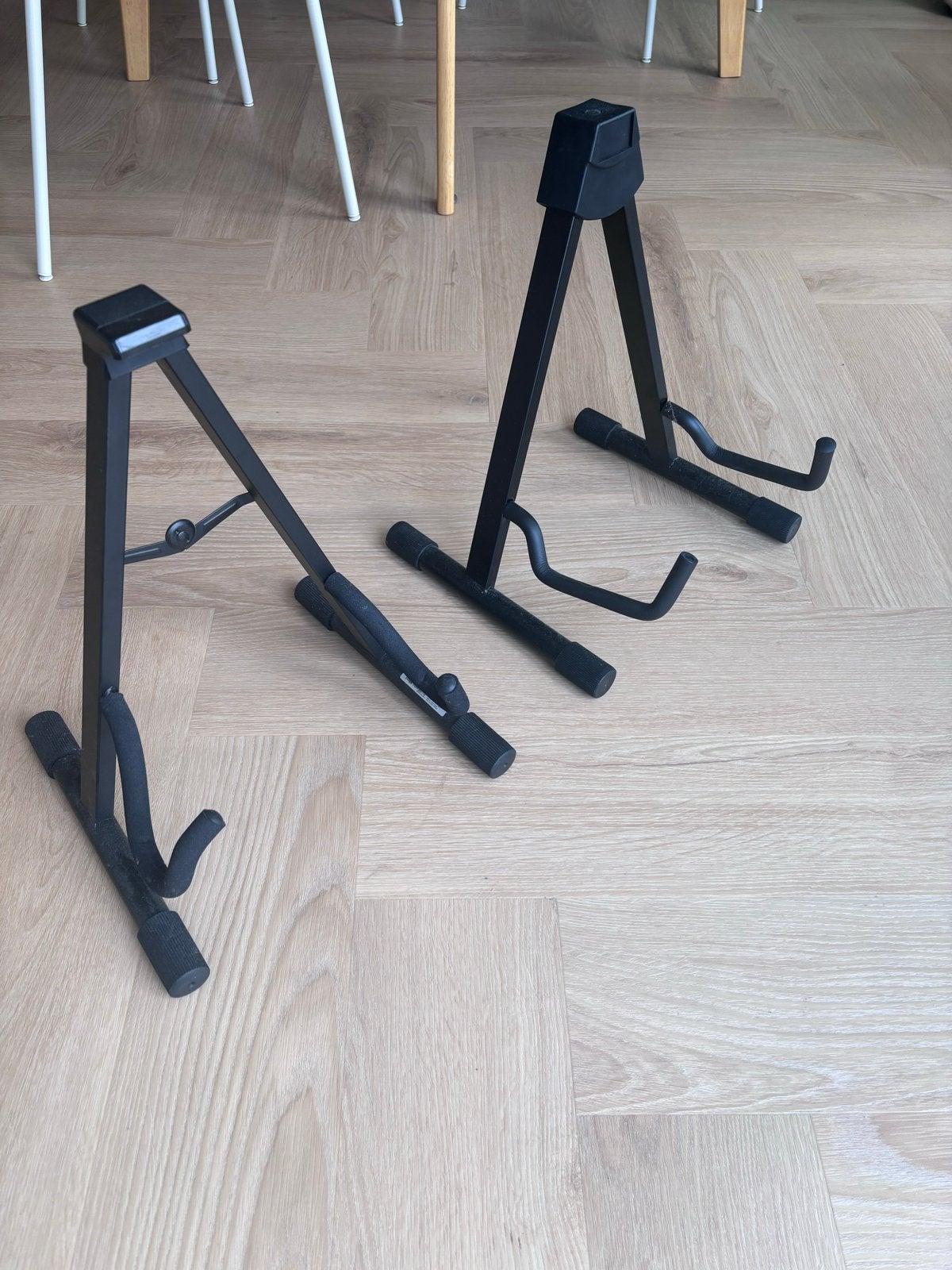 2x gitaarstandaard - Zwart, Muziek en Instrumenten, Ophalen, Zo goed als nieuw, Instrumentstandaard, Gitaar